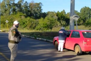 Motoristas são sensibilizados para o uso de máscaras e do álcool em gel.