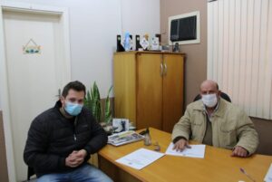 Supervisor Vitor e Prefeito Hélio em reunião.