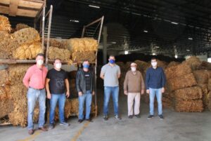 Comitiva em visita à INTABRA