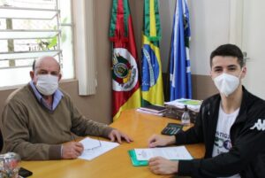 Prefeito Hélio e Secretário Emanuel em reunião no Gabinete.