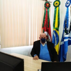 Prefeito Hélio em videoconferência com demais Prefeitos da AMVARP