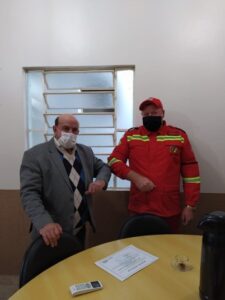 Prefeito Hélio de Queiroz cumprimenta Presidente do Corpo de Bombeiros Voluntários Paulo Ferreira