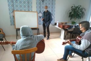 Aulas de violão ocorrem com no máximo três alunos