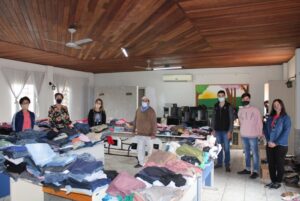 Prefeito Hélio e a equipe organizadora do 6º Feirão de Roupas da Assistência Social de Passo do Sobrado