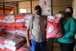 Secretário de Agricultura e Meio Ambiente Adão de Borba e servidora Francine Kist.