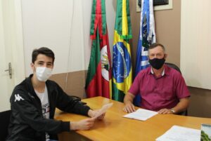 Secretário Emanuel Helfer Kroth e Prefeito em Exercício Cristiano Konzen em ato de assinatura de convocação