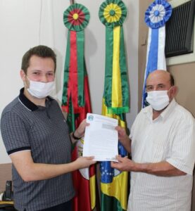 Secretário de Planejamento Vitor Kroth entregando PL do Plano Diretor ao Prefeito Hélio de Queiroz.