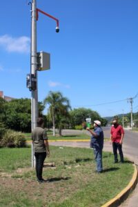 Comitiva visita a instalação da câmera de videomonitoramento do Município.