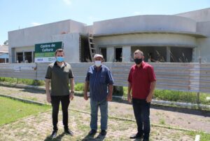 Comitiva visitou a obra de construção do Centro de Cultura do Município.