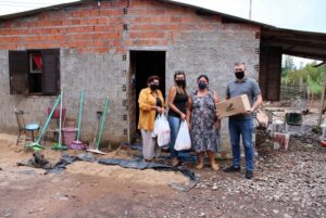 Eliane recebe doações de alimentos